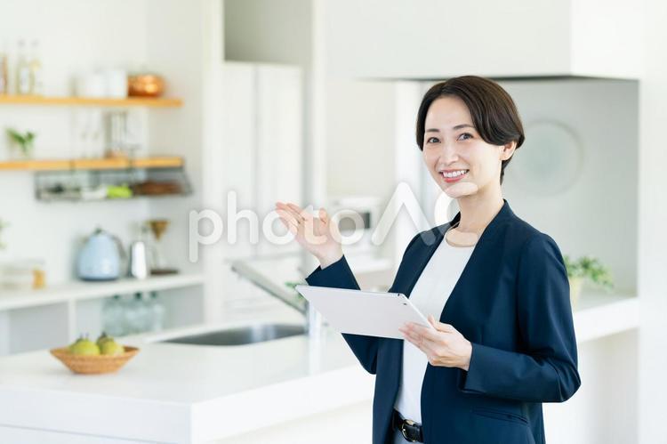 不動産業のビジネスウーマン 不動産,ビジネスウーマン,ビジネスの写真素材