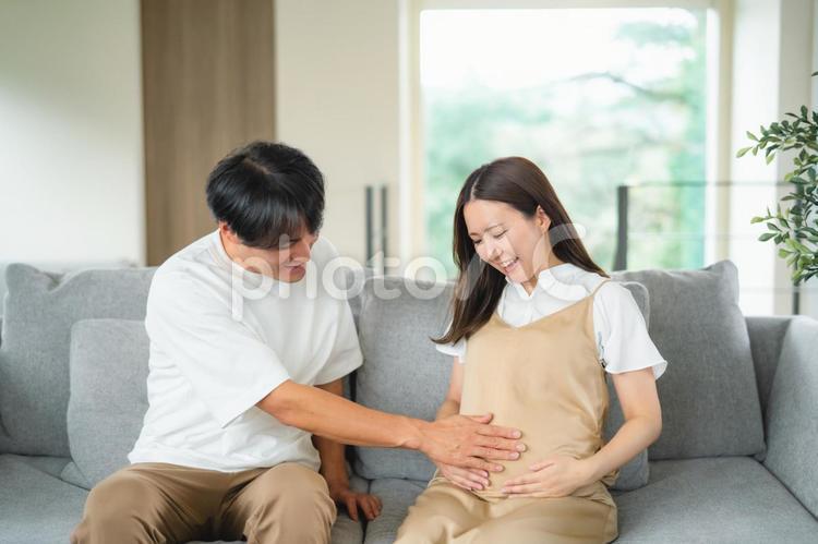 お腹を触る男性と妊婦 妊婦,赤ちゃん,夫婦の写真素材