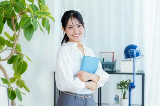 オフィスで働くビジネスウーマン ビジネスウーマン,笑顔,若い女性の写真素材