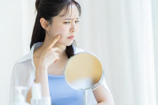 トラブルに悩む女性 トラブルに悩む女性 ビューティー,美容,女性の写真素材