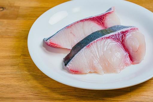 ヒラマサの切り身 ヒラマサ,切り身,白い皿の写真素材
