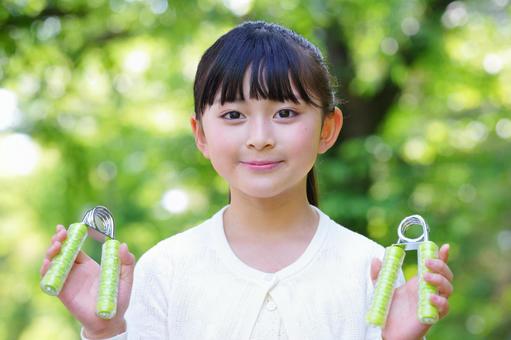 公園でハンドグリップを持つ女の子 子ども,女の子,小学生の写真素材
