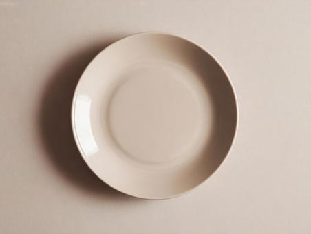 ミニマルデザインの白い食器:空っぽの食卓 ミニマルデザインの白い食器:空っぽの食卓の写真