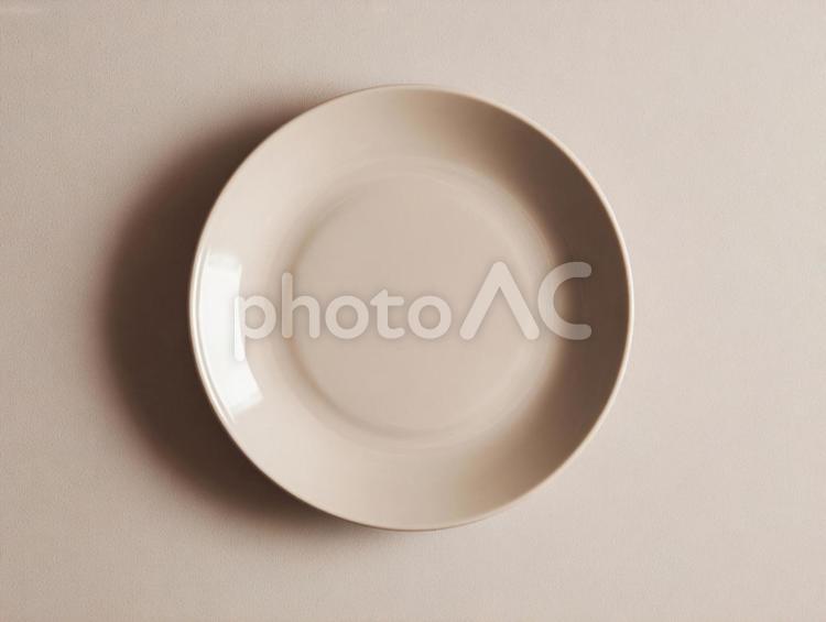 ミニマルデザインの白い食器：空っぽの食卓 皿,プレート,陶器の写真素材