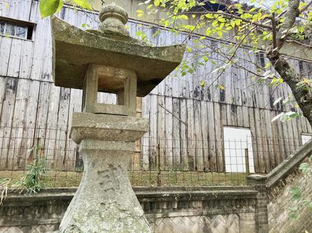 古い神社の石灯籠と古い塀と木造家屋 古い神社の石灯籠と古い塀と木造家屋 神社,石灯籠,塀の写真素材