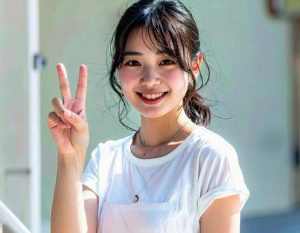 ピースサインをする笑顔の女性 ピースサインをする笑顔の女性の写真