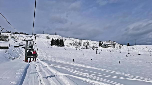 スキー場とリフトとゲレンデの写真