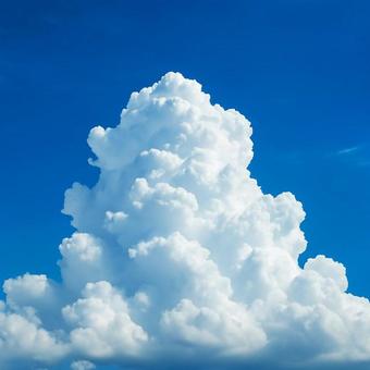 夏の青空に浮かぶ大きな入道雲 夏の青空に浮かぶ大きな入道雲の写真