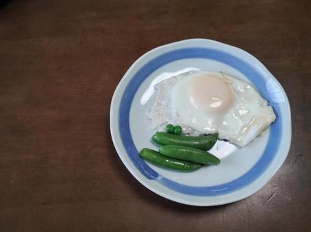目玉焼き 卵,たまご,目玉焼きの写真素材
