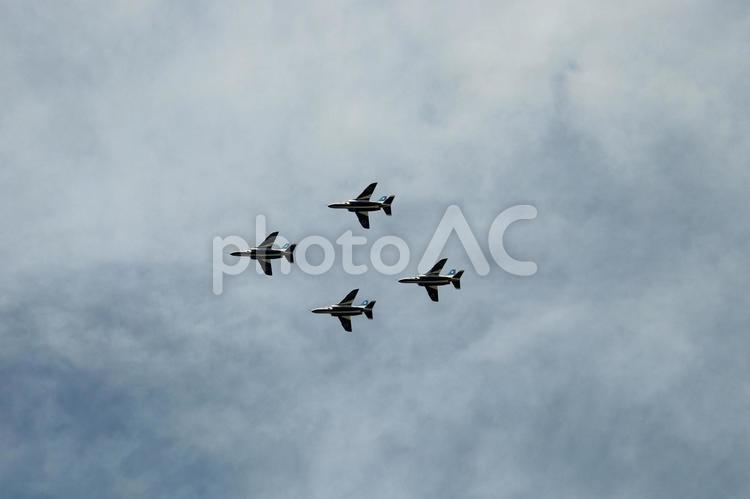 航空自衛隊のブルーインパルスの編隊飛行 ブルーインパルス,アクロバット,航空自衛隊の写真素材