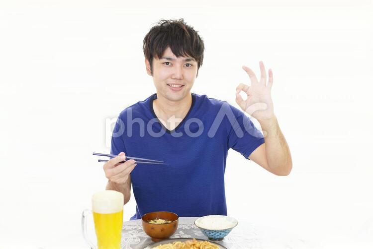 食事を楽しむ男性 男性,男,笑顔の写真素材