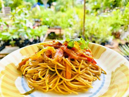 Lunchtime: Eating Neapolitan Pasta in Nature, JPG Lunchtime: Eating Neapolitan Pasta in Nature, JPG