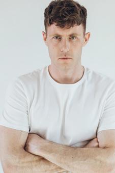 腕組みをするカメラ目線の男性（白背景） 男性,外国人,欧米人の写真素材