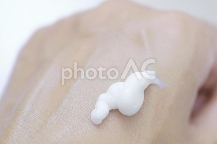 手の甲にとったクリーム クリーム,スキンケア,基礎化粧品の写真素材