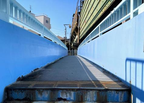 ある川にかかる人道橋A_711K 橋,人道橋,通路の写真素材