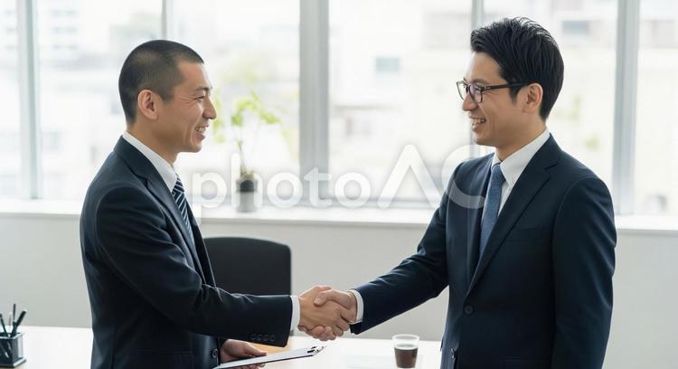 ビジネス握手：男性社員の契約と信頼 ビジネス,握手,契約の写真素材