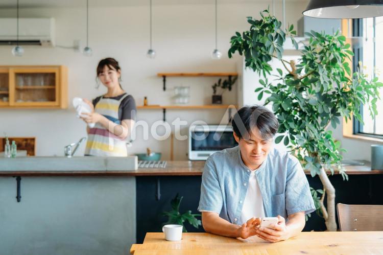 家でくつろぐ仲の良い夫婦（スマホ） スマホ,アプリ,夫婦の写真素材