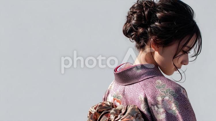 紫の着物を着た女性の後ろ姿 女性,着物,後ろ姿の写真素材