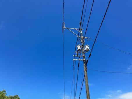 真夏の青空と電線 真夏の青空と電線の写真