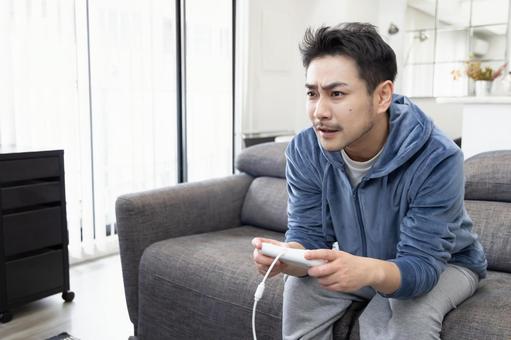 TVゲームを楽しむ男性 男性,人物,テレビゲームの写真素材