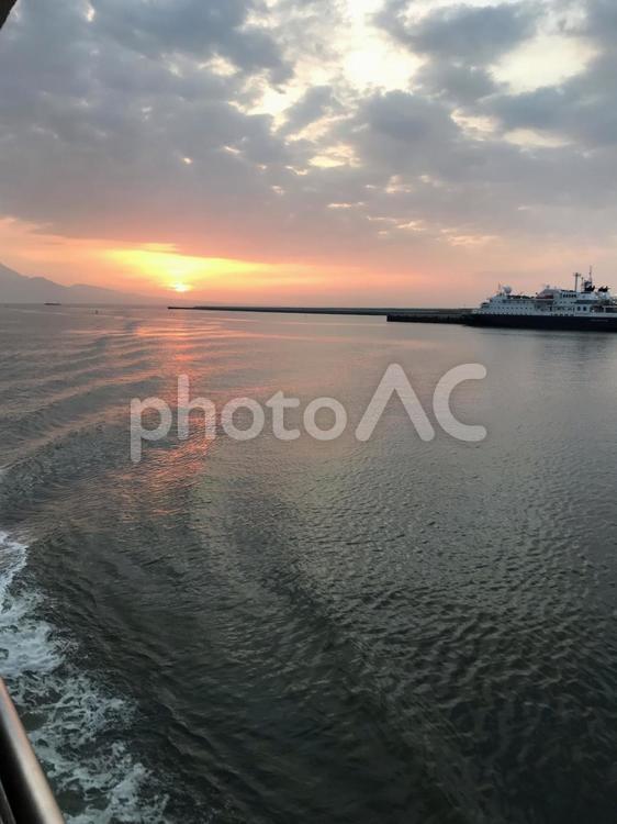 船からの夕日 サンセット,夕日,夕暮れの写真素材