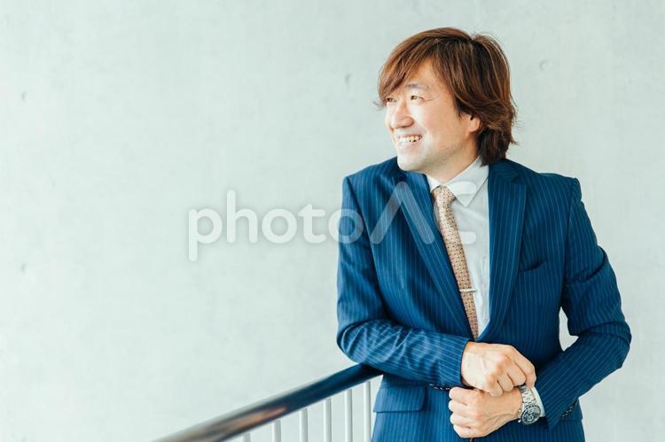 オフィスにいるスーツ姿のビジネスマン ビジネスマン,ビジネス,スーツの写真素材