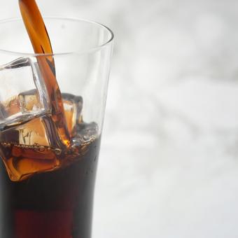 アイスコーヒーを注いでいる写真 アイスコーヒー,氷,珈琲の写真素材