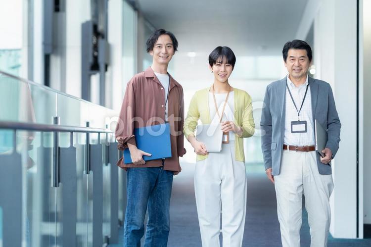 オフィスで打ち合わせをするエンジニア エンジニア,ビジネス,会議の写真素材