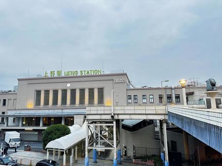 上野駅正面付近 上野駅正面付近 上野駅正面玄関口,歩道橋,上野駅前の写真素材