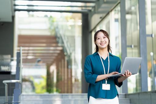 オフィスで働く若いエンジニアの女性 オフィスで働く若いエンジニアの女性 エンジニア,ビジネスウーマン,ビジネスの写真素材