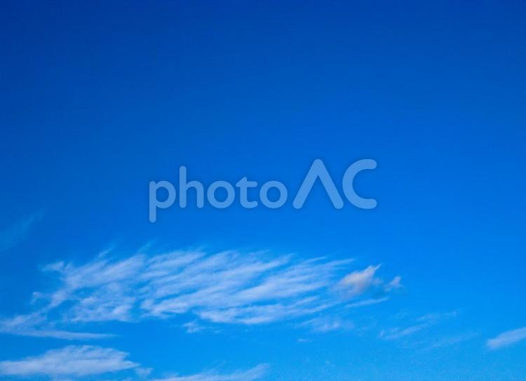 快晴の青空に浮かぶ白い雲　青空の背景素材 青空,青い空,空の写真素材