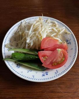 Microwaved bean sprouts, tomatoes and cucumbers pickled in rice bran, JPG Microwaved bean sprouts, tomatoes and cucumbers pickled in rice bran, JPG