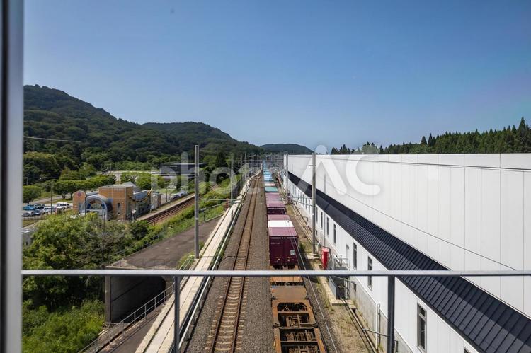 津軽二股駅と奥津軽いまべつ駅と貨物列車 奥津軽いまべつ駅,連絡通路,貨物の写真素材