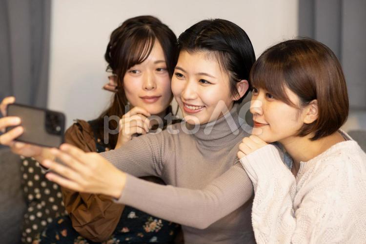 スマホのインカメで記念撮影する女性たち 女性,大学生,インカメの写真素材