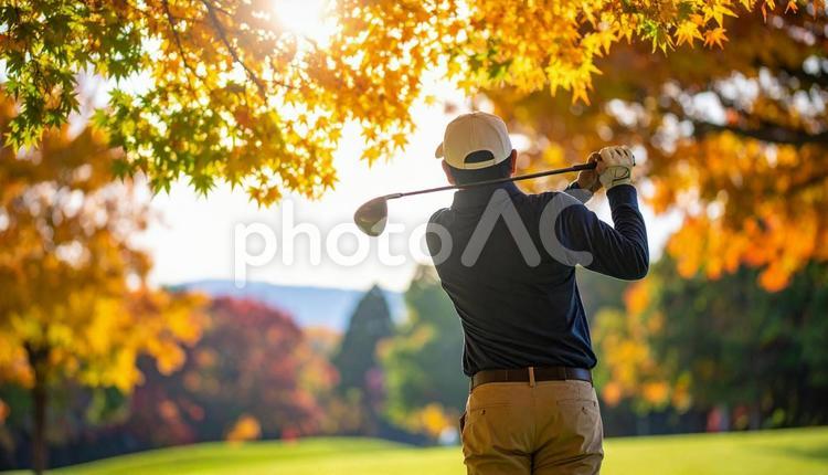 秋の紅葉の中で行われるゴルフコンペ ゴルフ,ゴルフ場,男性の写真素材