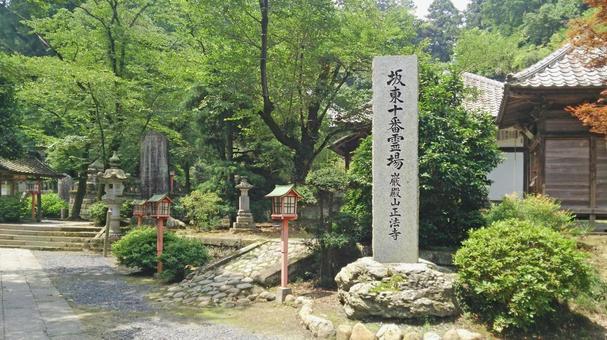 坂東33観音 10番 正法寺 境内の風景 坂東33観音 10番 正法寺 境内の風景 正法寺,巌殿山,薬師堂の写真素材