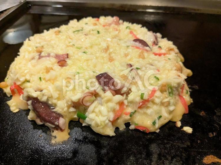 お好み焼きを焼く お好み焼き,生地,鉄板の写真素材