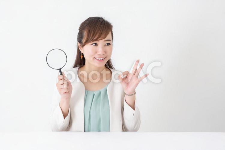ルーペを持つビジネスウーマン 検索,探す,女性の写真素材
