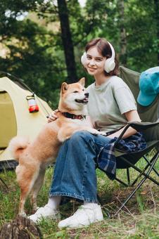 犬を抱き寄せる女性 女性,外国人,犬の写真素材