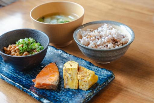 和朝食の定番メニュー 和朝食の定番メニュー 和朝食,朝食,納豆の写真素材