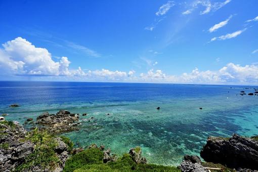 東平安名崎展望台から望む宮古ブルーの海 東平安名崎展望台から望む宮古ブルーの海 東平安名崎,宮古島,宮古ブルーの写真素材