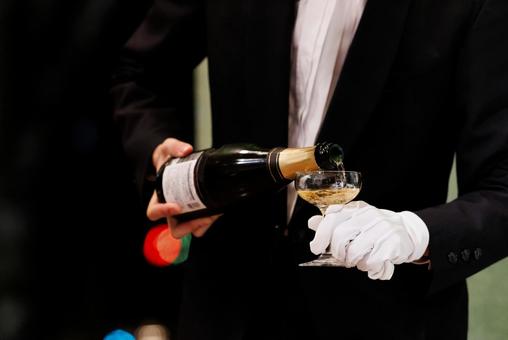 シャンパンを注ぐ シャンパン,注ぐ,グラスの写真素材