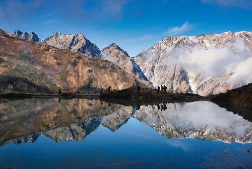 秋の八方池 秋の八方池 八方池,白馬三山,白馬岳の写真素材