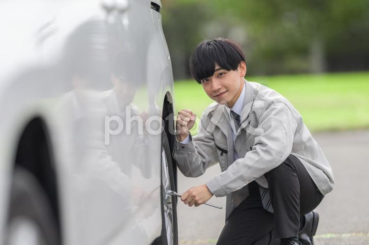 ガッツポーズする車を整備する男性 整備士,点検,車検の写真素材
