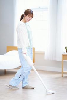 寝室を掃除している女性 女性,掃除機,掃除の写真素材