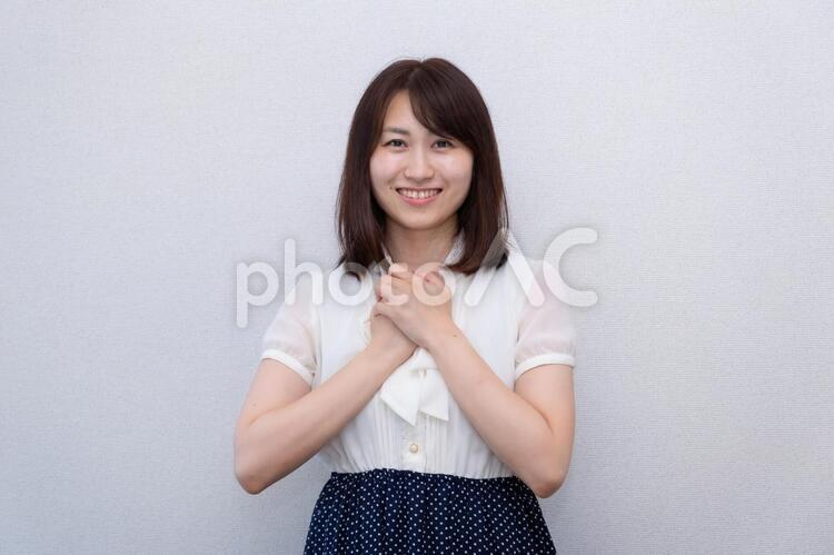 胸元で手を組み嬉しがっている女性 女性,ol,手の写真素材