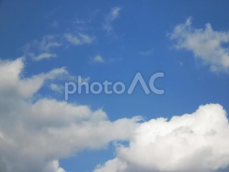 じゃれあう２頭の馬型雲 じゃれあう,２頭,馬の写真素材