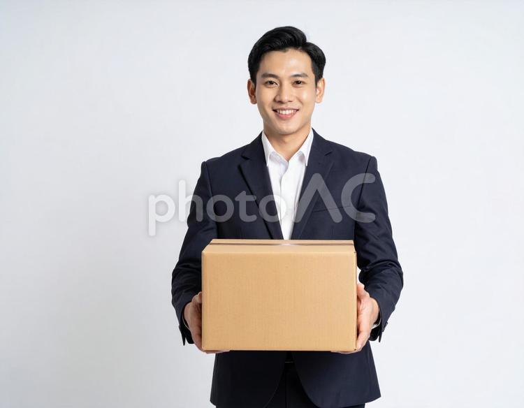 段ボール箱を運ぶビジネスマン 男性,箱,ビジネスの写真素材