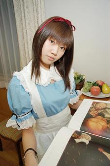 洋書を手に持つアリス コスプレ,コスプレイヤー,ロリータファッションの写真素材