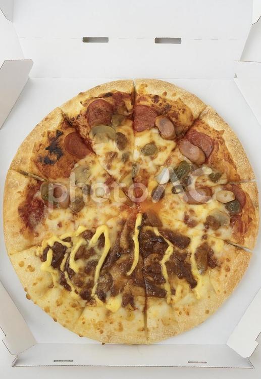 箱に入ったチーズたっぷりのミックスピザ ピザ,宅配ピザ,デリバリーの写真素材